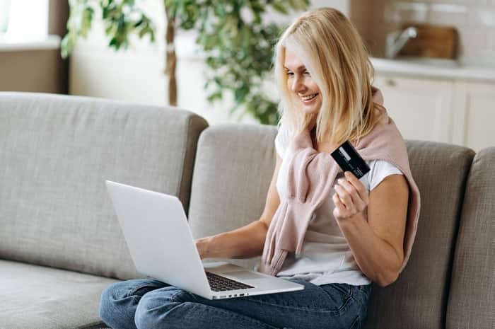 Mulher realizando compra online com split de pagamento
